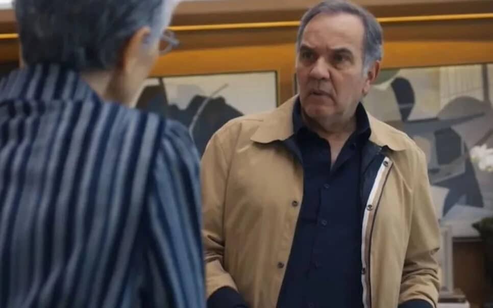 Cidália tenta acalmar Guerra na trama da Globo (Foto: Reprodução)