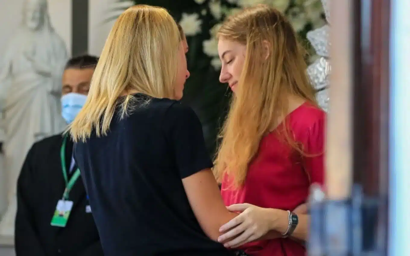 Julia, filha da jornalista da Globo, recebe fãs, familiares e amigos no velório da mãe (Foto: AGNEWS)