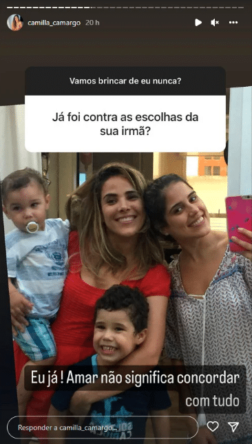 A famosa cantora e filha de Zilu e Zezé, ao lado de sua irmã, Camila (Foto: Reprodução)