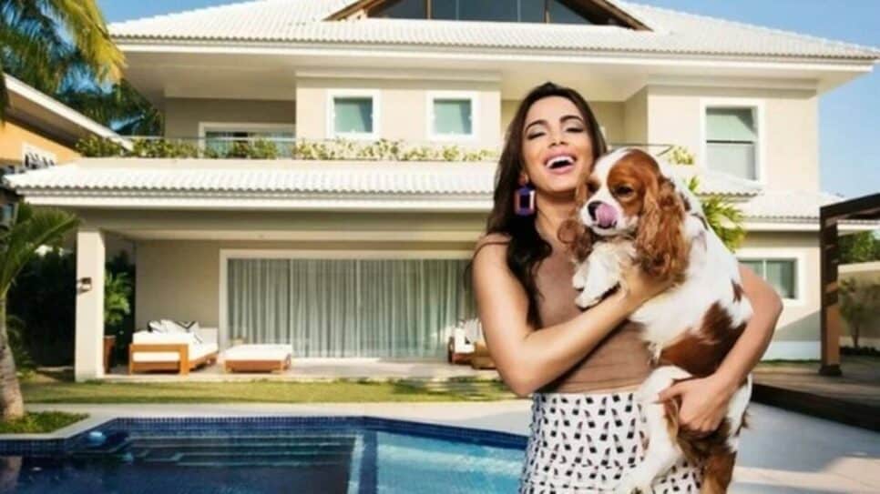 Anitta anuncia venda de mansão