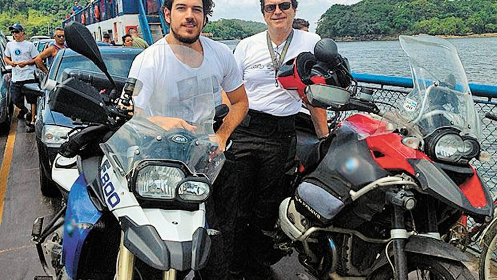 Marco Pigossi e o pai em um passeio de moto (Foto reprodução/Internet)