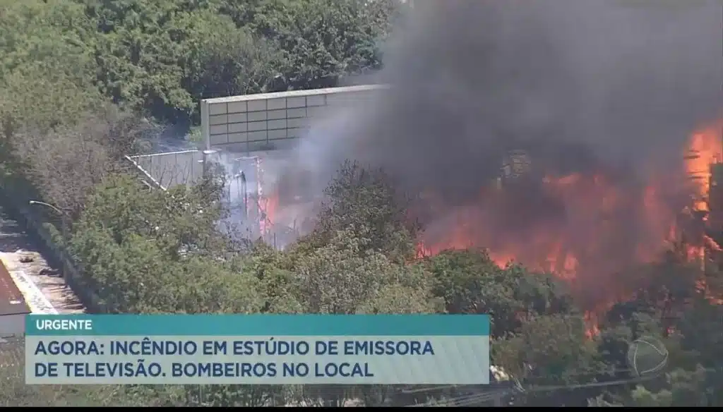 Incêncio tomou conta dos estúdios da Globo nessa sexta-feira e atores da casa precisaram sair às pressas do local  - Reprodução