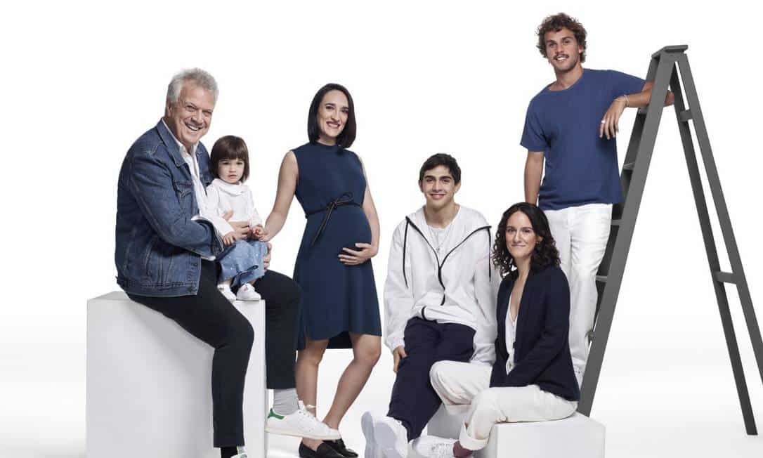 Pedro Bial, seus filhos e Maria Prata grávida da sua segunda filha (Foto Reprodução/ Bob Wolfenson/Globo)