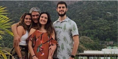 Imagem do post Bonner aparece sorrindo em um momento com a família e fãs ficam confusos: “É a Fátima?”