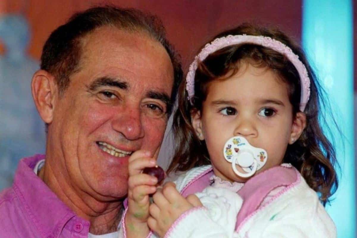 Renato Aragão e a Lívian Aragão quando ela era pequena (Foto Reprodução/Internet)