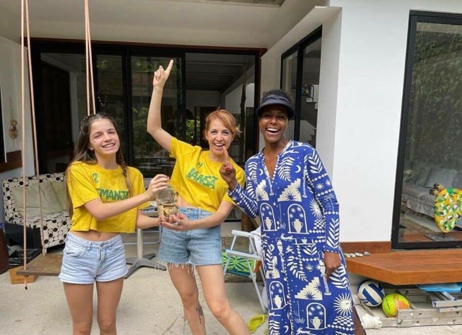 Poliana Abritta mostra mansão de luxo ao receber Maju Coutinho para assistir jogo do Brasil