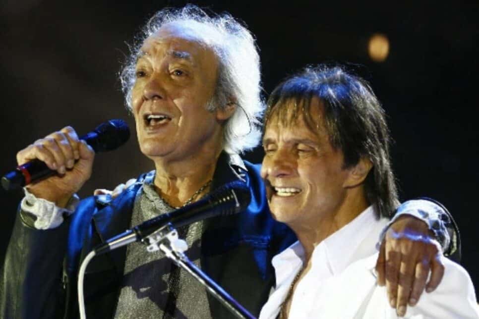 Roberto Carlos vai em velório de Erasmo Carlos e se despede