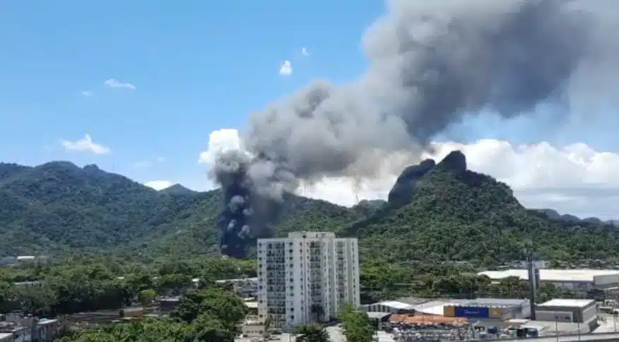 Incêncio tomou conta dos estúdios da Globo nessa sexta-feira e atores da casa precisaram sair às pressas do local  - Foto Reprodução