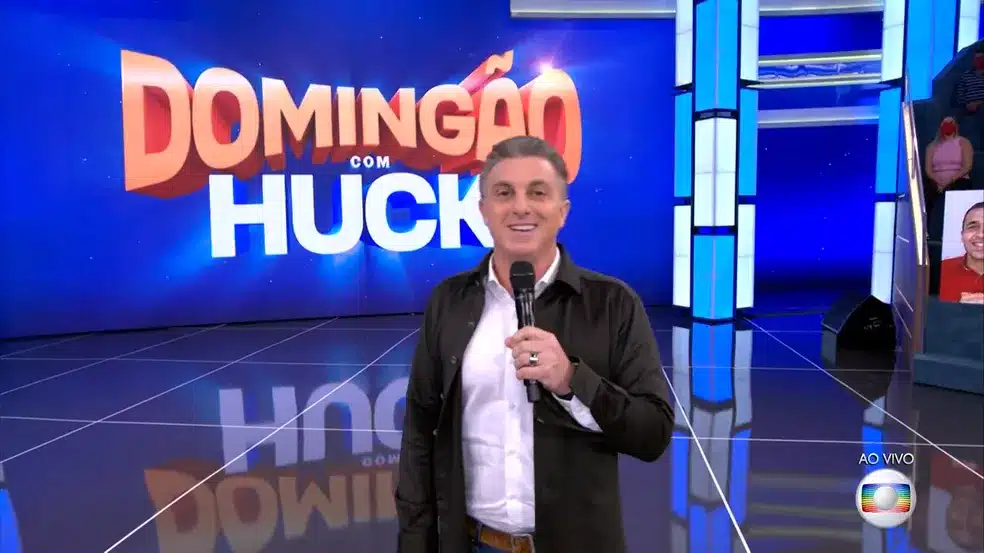 "Domingão com Huck" apresentado por Luciano Huck, precisou sair da grade da programação noturna da Globo (Foto Reprodução/Internet)