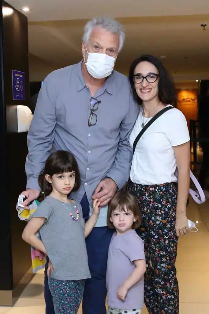 O apresentador a esposa e as duas filhas que tiveram juntos (Foto Reprodução/Internet)