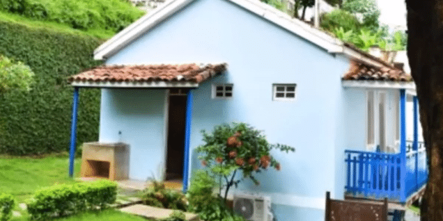 A antiga casa de Roberto Carlos antes da fama surpreende ao ser azul, a cor favorita do cantor (Foto: Reprodução)