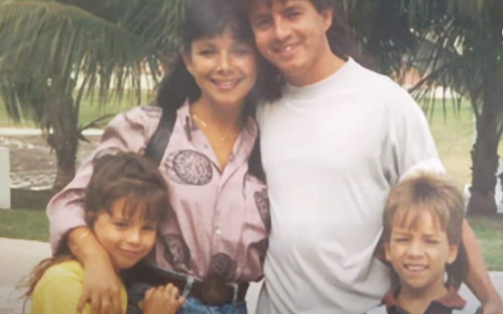 Xororó, a esposa e os Sandy e Júnior pequenininhos, ainda no inicio da carreira (Foto Reprodução/Acervo Pessoal/Globoplay)