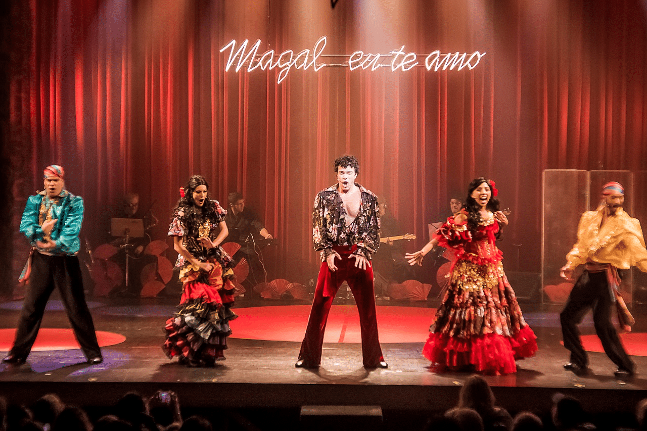 Cena do Musical bibliográfico de Magal, que ainda está em cartaz nos teatros de São Paulo (Foto Reprodução/Internet)