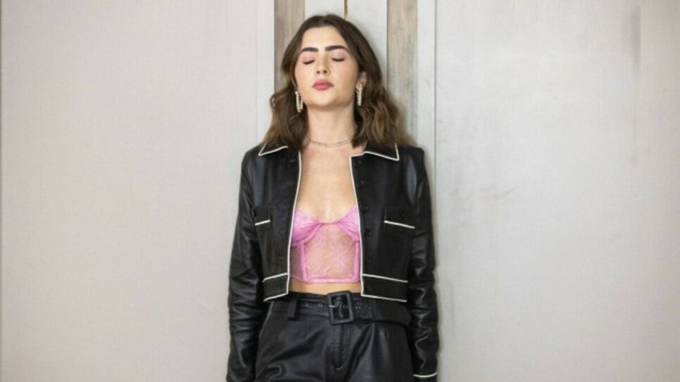 Travessia: Chiara coloca Guerra contra a parede sobre Moretti