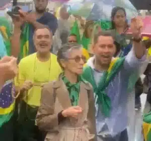 Cássia Kis nas manifestações anti democráticas (Foto Reprodução/Internet)