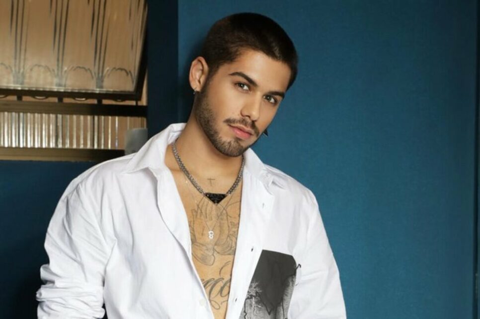 Cantor Zé Felipe cortou a mão no natal e precisou levar pontos