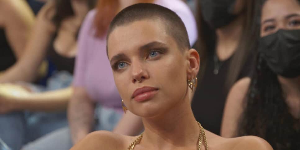 Bruna Linzmeyer causa polêmica após postar foto de biquíni com pelos a mostra (Imagem Reprodução Internet)