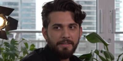 Gustavo Mioto ganha calcinha de fã e surpreende o público com reação (Imagem Reprodução Internet)