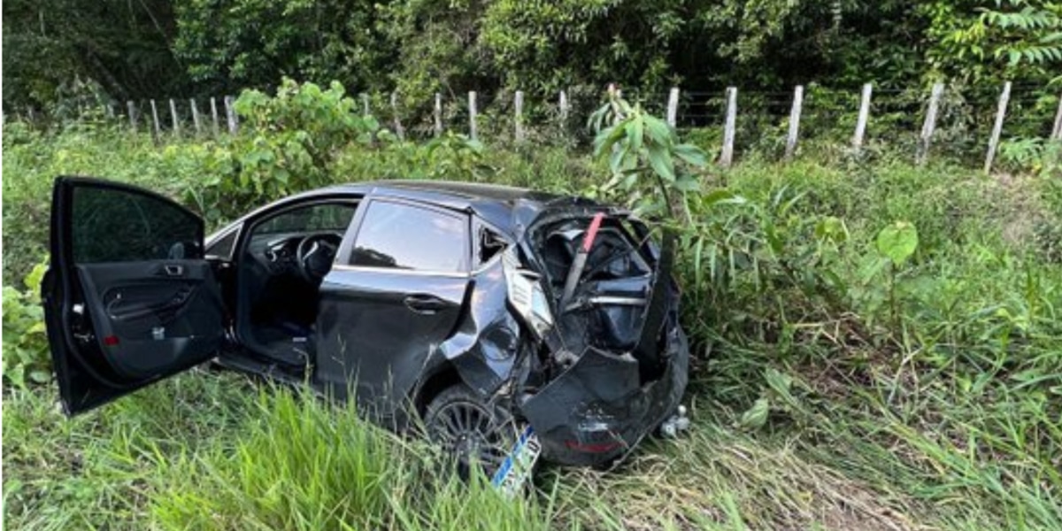 Estado que ficou o carro em que Giselly Bicalho estava em acidente (Imagem Reprodução Internet)