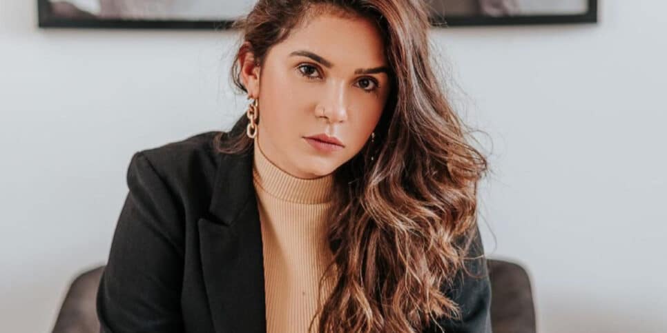 Giselly Bicalho sofre acidente de carro em estrada (Imagem Reprodução Internet)