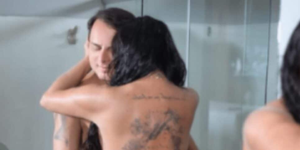 Gretchen rebate críticas após postar seminua com o marido: "Mal amadas"