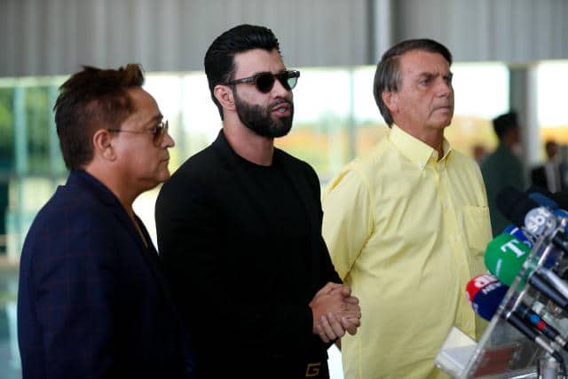 O cantor sertanejo, Gusttavo Lima ao lado de Leonardo e Jair Bolsonaro (Foto: Reprodução)