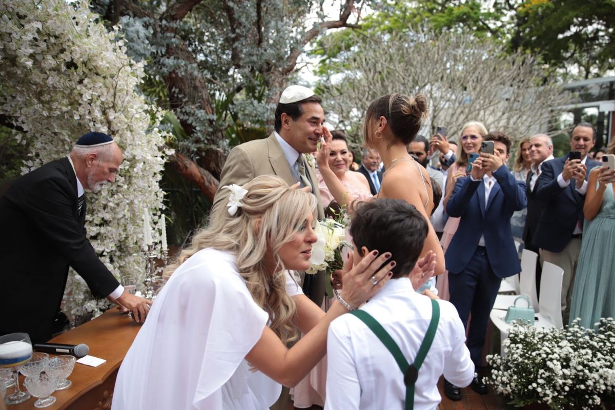 Sasha e os filhos de luciano com Luhanna Melloni foram os responsáveis por levar as alianças no casamento (Foto Reprodução/Internet)