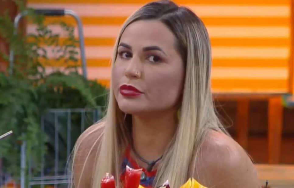 Deolane expõe podres de A Fazenda em live no Youtube
