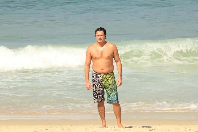 O cantor na praia (Foto: Reprodução/ JC Pereira / AgNews)