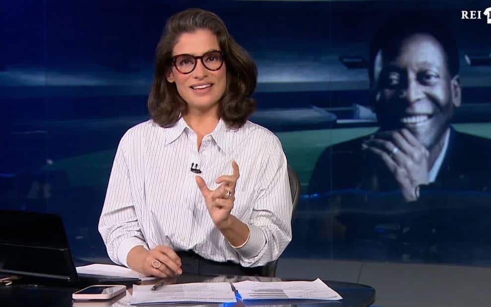 Renata Vasconcellos se comove ao vivo após morte de Pelé