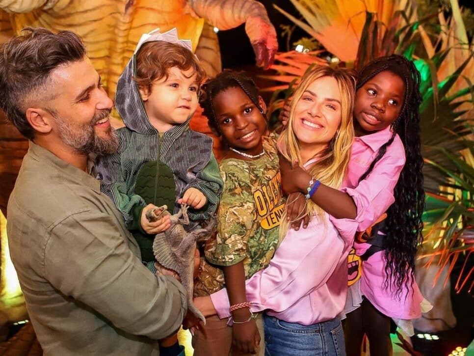 Mais um? Giovanna Ewbank faz teste de gravidez e deixa Bruno Gagliasso empolgado