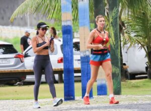 Acompanhada da amiga Anna Lima, a atriz é flagrada em praia do Rio (Foto: Reprodução / Internet)