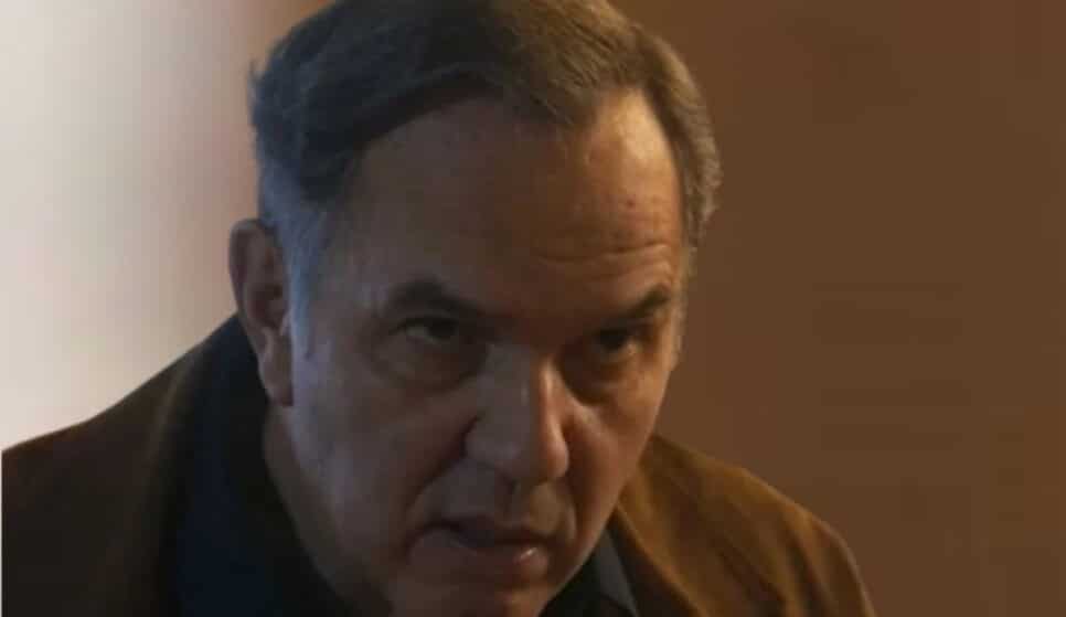 Travessia - Guerra (Humberto Martins) passa mal ao receber presente de Natal macabro (Foto: Reprodução / Globo)