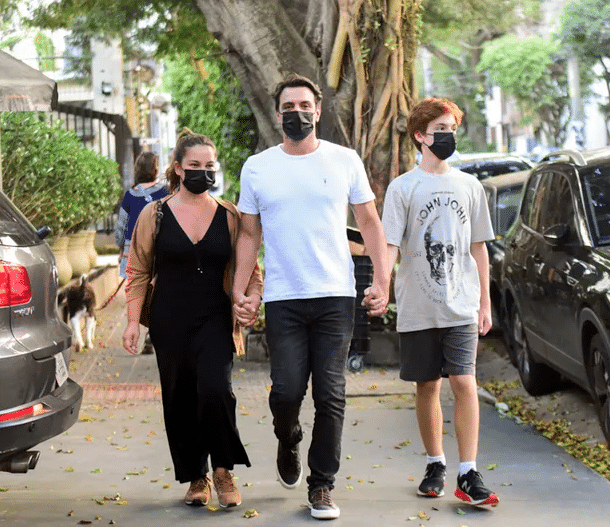 O famoso ator de Travessia da Globo ao lado de sua família (Foto: Leo Franco/AgNews)