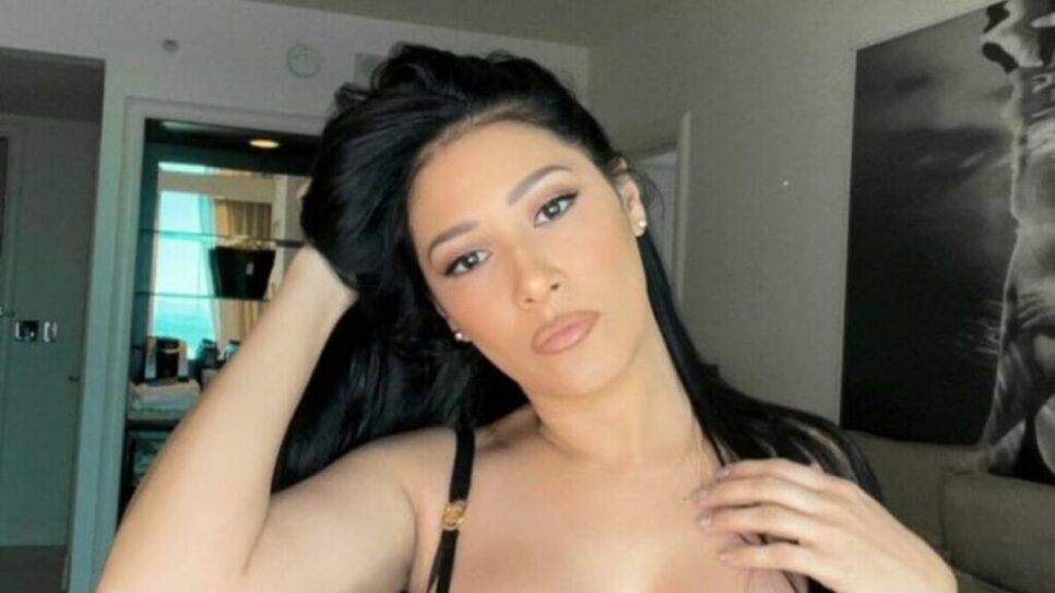 Simaria, cantora em sua casa.