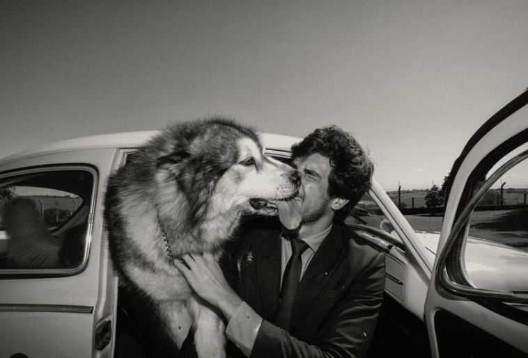 Julinho Casares em um clique com um dos seus cachorros no Instagram  (Foto Reprodução/Internet)