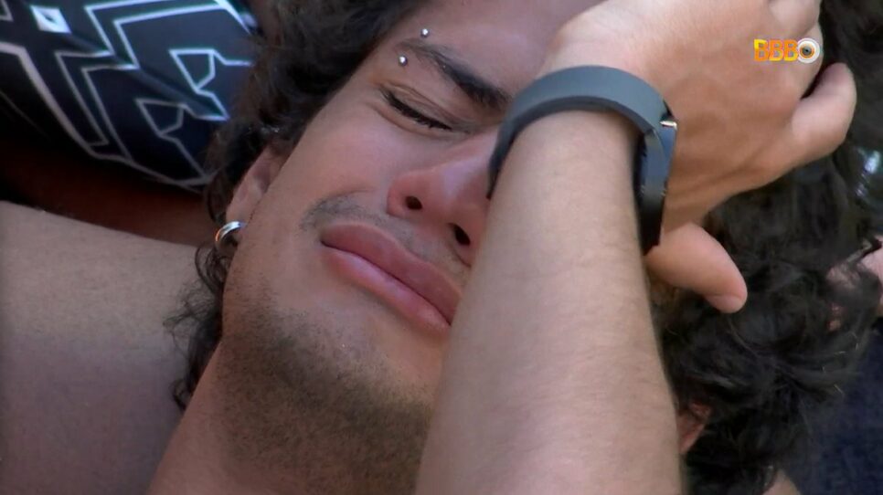 Gabriel Santana chorando após festa no BBB23 da Rede Globo