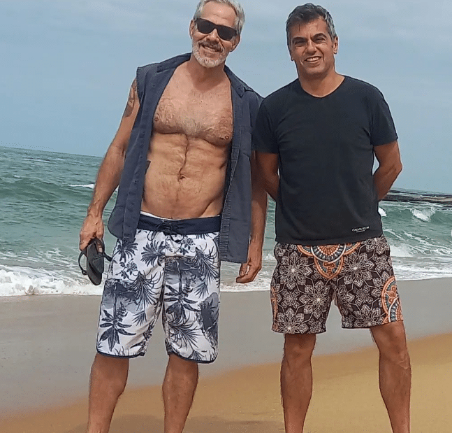 Nico Puig ao lado do marido Jeff Latari (Foto Reprodução/Instagram)