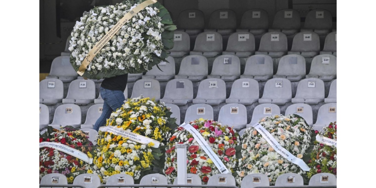 Silvio Santos envia coroa de flores para Pelé em velório (Imagem Reprodução Internet)