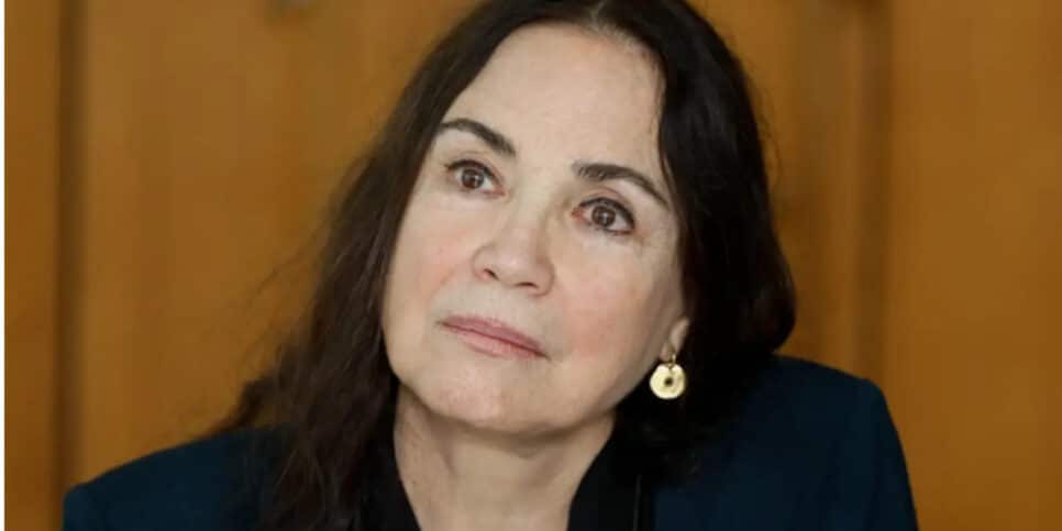 Regina Duarte publica notícia falsa sobre vacina e toma invertida