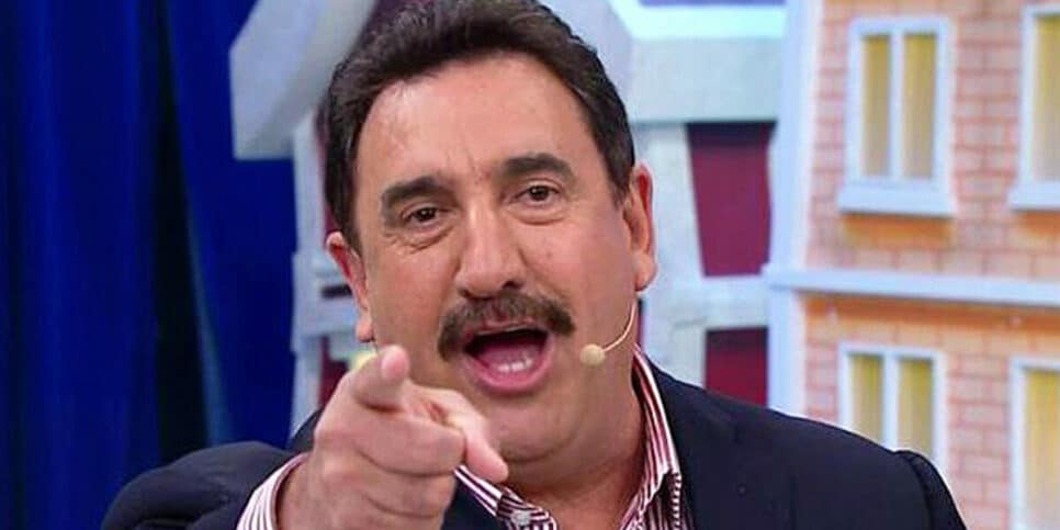 Ratinho surtou com assistente de palco, ao vivo, e agora sabemos o porquê: "Acaba" (Foto Reprodução/Internet)