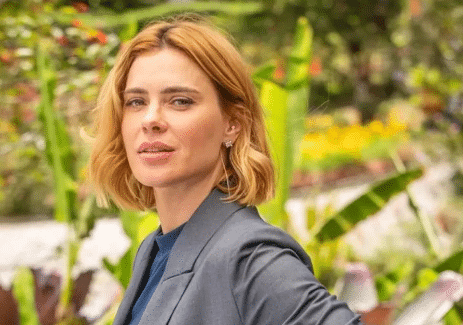 Carolina Dieckmann para o trânsito com biquíni fininho (Foto: Reprodução)