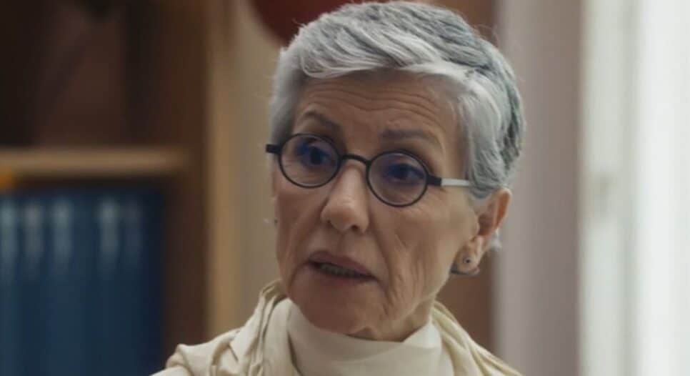 Travessia: Cidália descobre segredo de gravidez de Chiara (Foto: Reprodução)