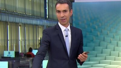 Imagem do post César Tralli quebra o protocolo no Jornal Hoje, pega o celular na mão e dá notícia difícil: “Não está fácil”