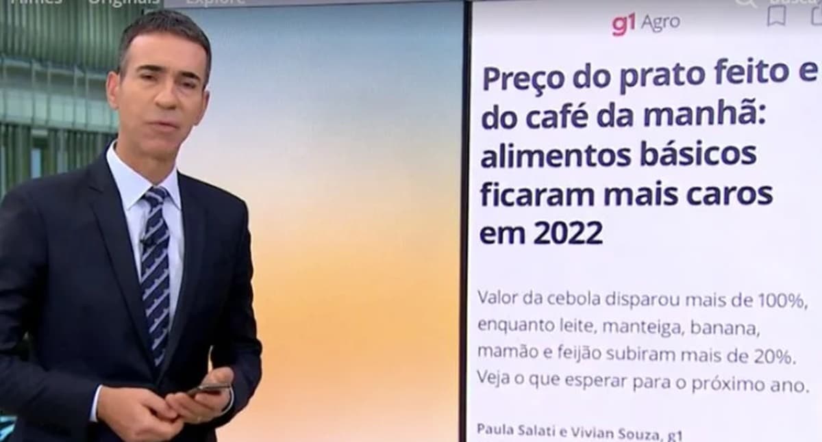 O jornalista pega o celular e dá notícia difícil 