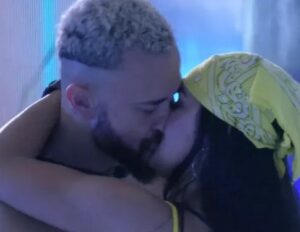 Larissa e Fred se beijaram na festa do BBB23 (Foto: Reprodução / Globoplay)