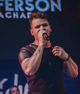 O famoso cantor sertanejo e sua namorada sofreram um grave acidente de carro (Foto: Reprodução)