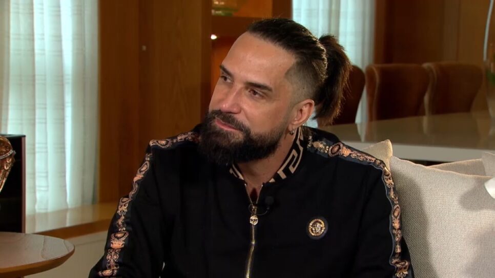 Latino durante entrevista na Record (Foto: Reprodução)