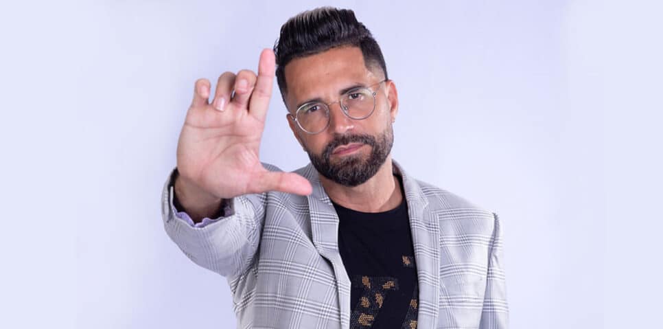 O cantor Latino após seu procedimento no rosto