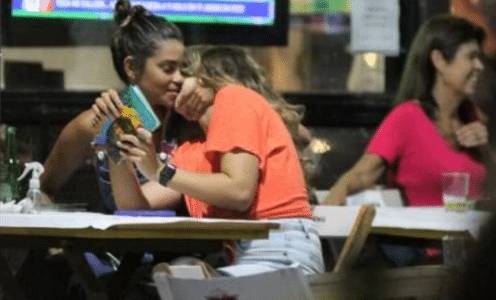 A famosa atriz de Travessia da Globo, Lucy Alves ao lado de sua namorada, Victoria Zanetti (Foto: Reprodução)